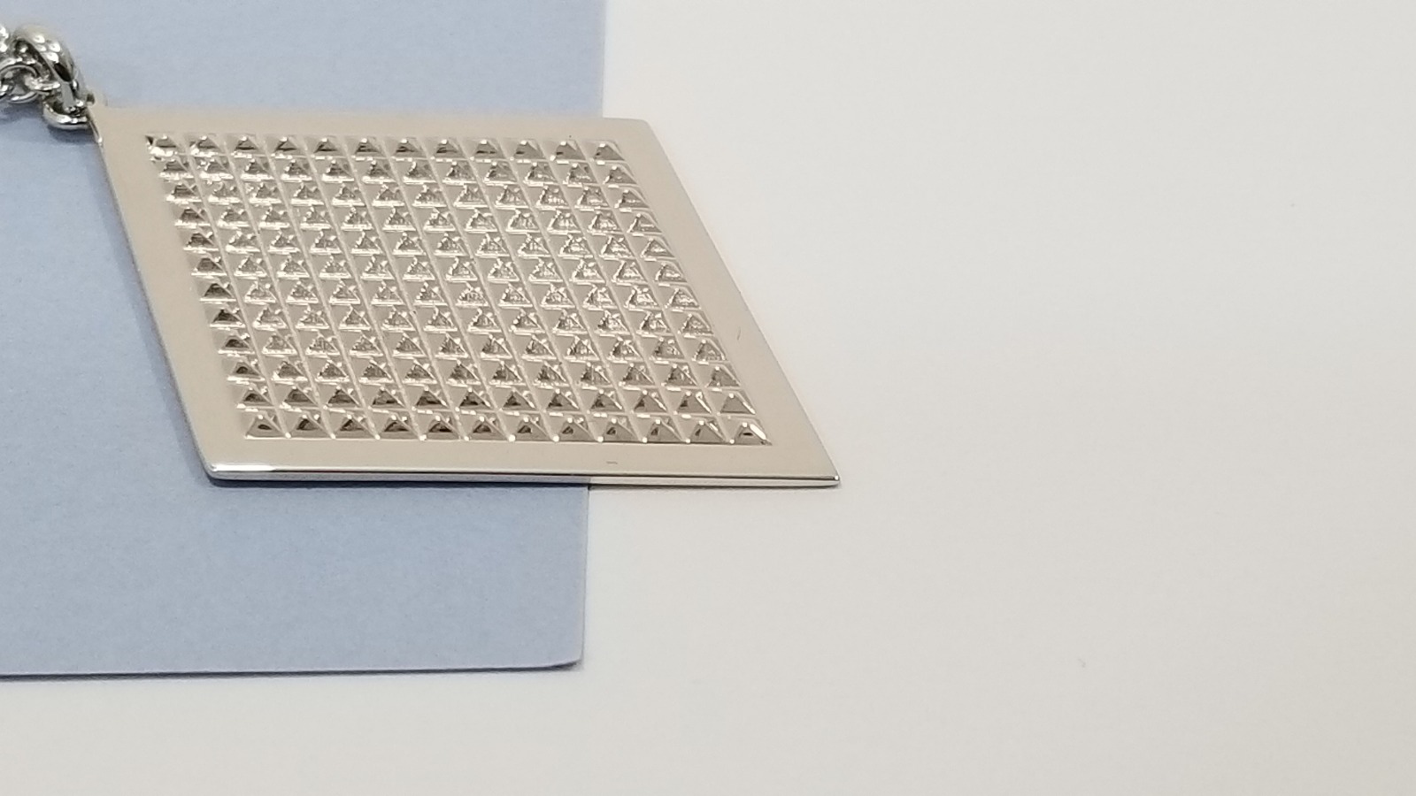 Silver pendant with clous de Paris patterns machined with CNC.